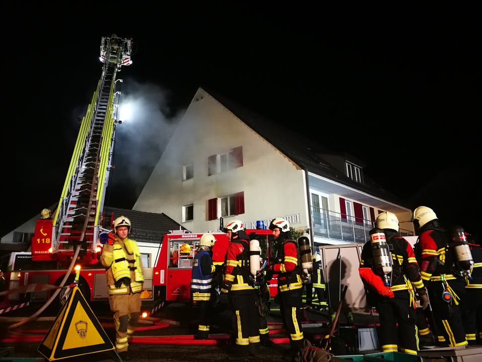Schinznach AG, 7. Februar: In der Bäckerei Lehmann in Schinznach-Dorf ist kurz nach 2 Uhr ein Glimmbrand ausgebrochen, der einen Grosseinsatz Feuerwehreinsatz auslöste. Verletzt wurde niemand, der Schaden ist aber erheblich.