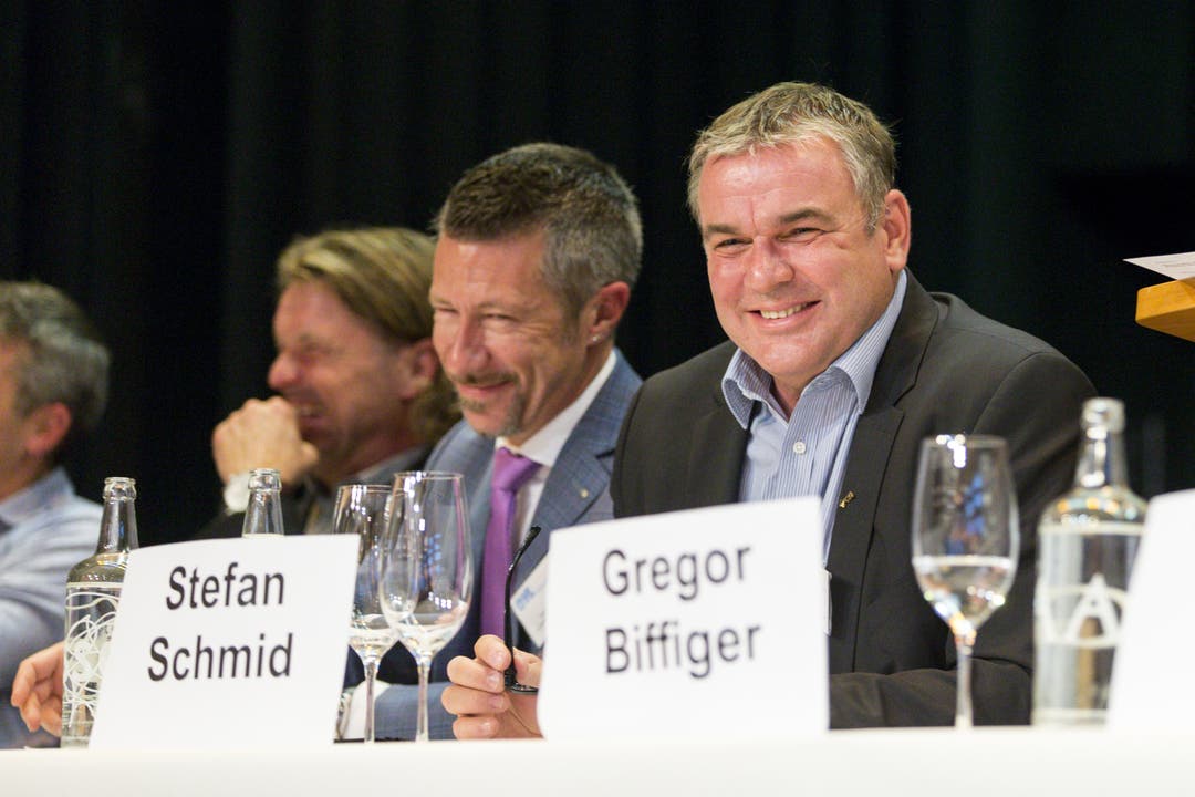 An einer Generalversammlung darf auch gelacht werden: Thomas Landis und Diego Albertanti (Schlieren) und Stefan Schmid (Urdorf). Schmid ist Vizepräsident des Gewerbeverbands.