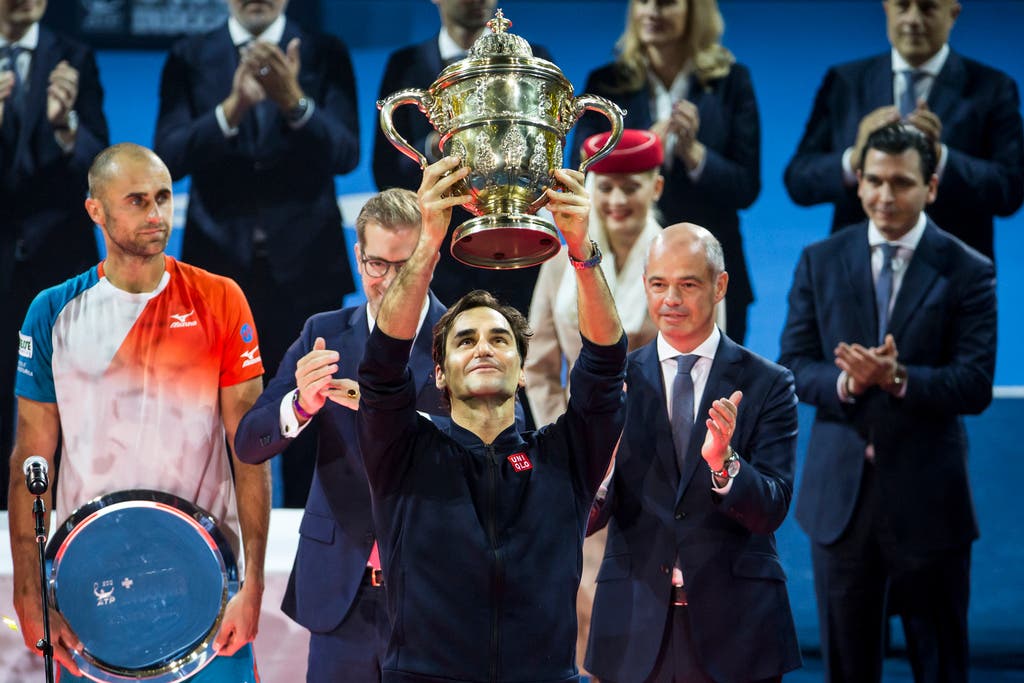 Die Swiss Indoors 2018 sind Geschichte. Klicken Sie sich durch die besten Bilder der Turnierwoche...Beginnen wir mit den Bildern von Sonntag: Roger Federer hebt zum neunten Mal die Trophäe der Swiss Indoors in die Luft.