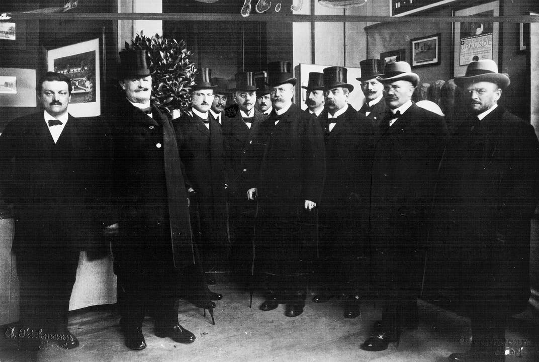 MUBA 1917: Delegation des Bundes-, National- und Ständerates mit der Basler Regierung an der Eröffnung der ersten Mustermesse.