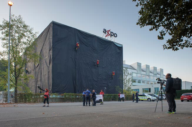 Aktivisten von Greenpeace verhüllten im September 2016 ein Axpo-Gebäude in Baden.