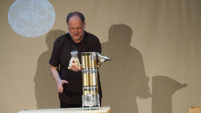 De Co-Theaterleiter Sven Mathiasen erzählt die Geschichte von Maus Armstrong und ihrer abenteuerlichen Reise zum Mond.