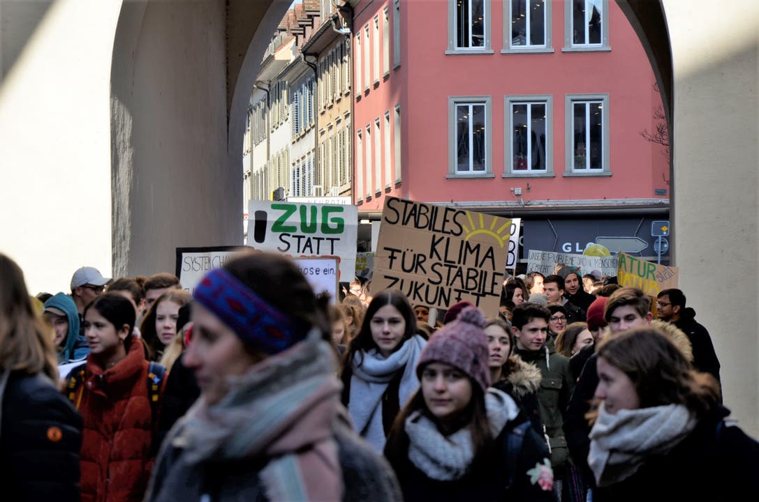 Hunderte von Schülerinnen und Schüler der Kanti Baden und Wettingen demonstrierten auf dem unteren Bahnhofplatz in Baden für die Umwelt. Am Freitag sind erneut Proteste geplant.