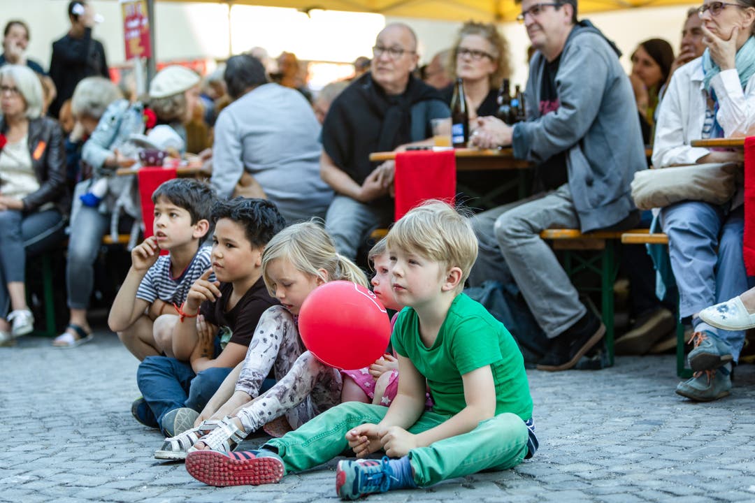 1. Mai Kundgebung in Aarau Momentaufnahmen der Kinder beim Holzmarkt.