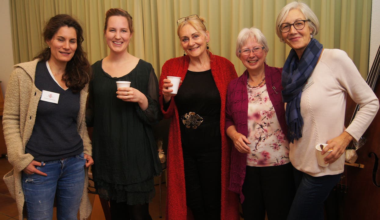 Catherine Rhatigan (Mitte) und Isabelle Hauser (links) mit Mitgliedern der Aescher Kulturkommission.