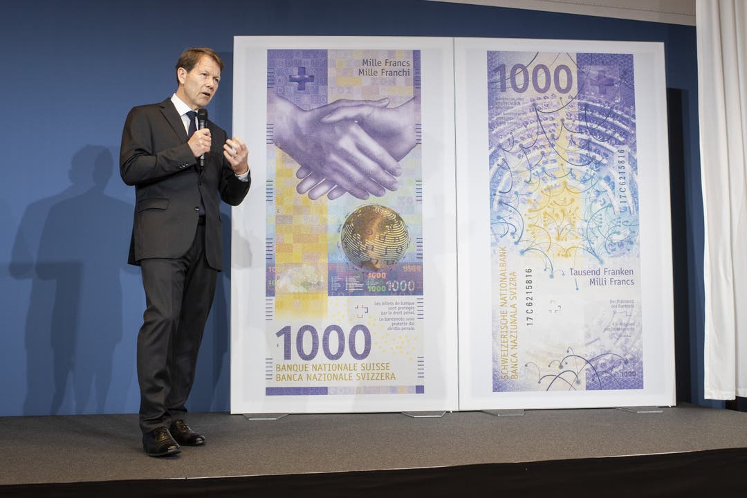 Die neue 1000er-Banknote ist wie ihre Vorgängerin violett, allerdings merklich kleiner und kürzer.