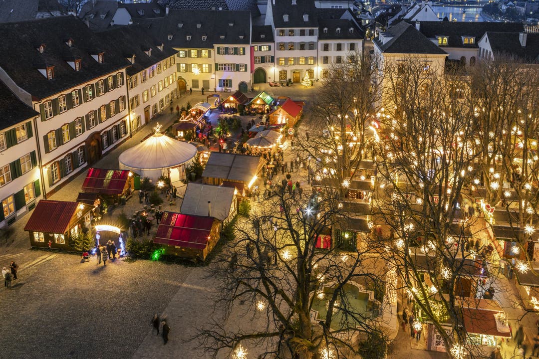 Der Weihnachtsmarkt auf dem Münsterplatz in Basel ist äusserst beliebt bei Touristen. Europaweit wurde er auf Platz 8 gewählt.