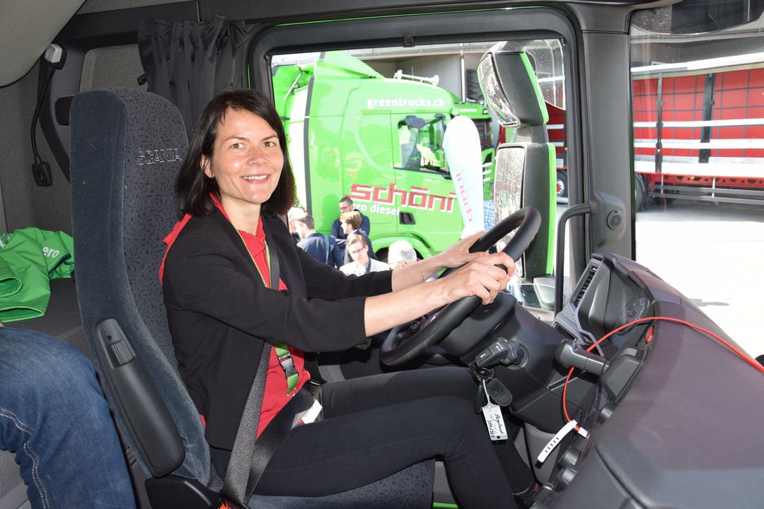 Sabine Rapold, Managerin Logistik bei Lidl Schweiz, drückt aufs Pedal.