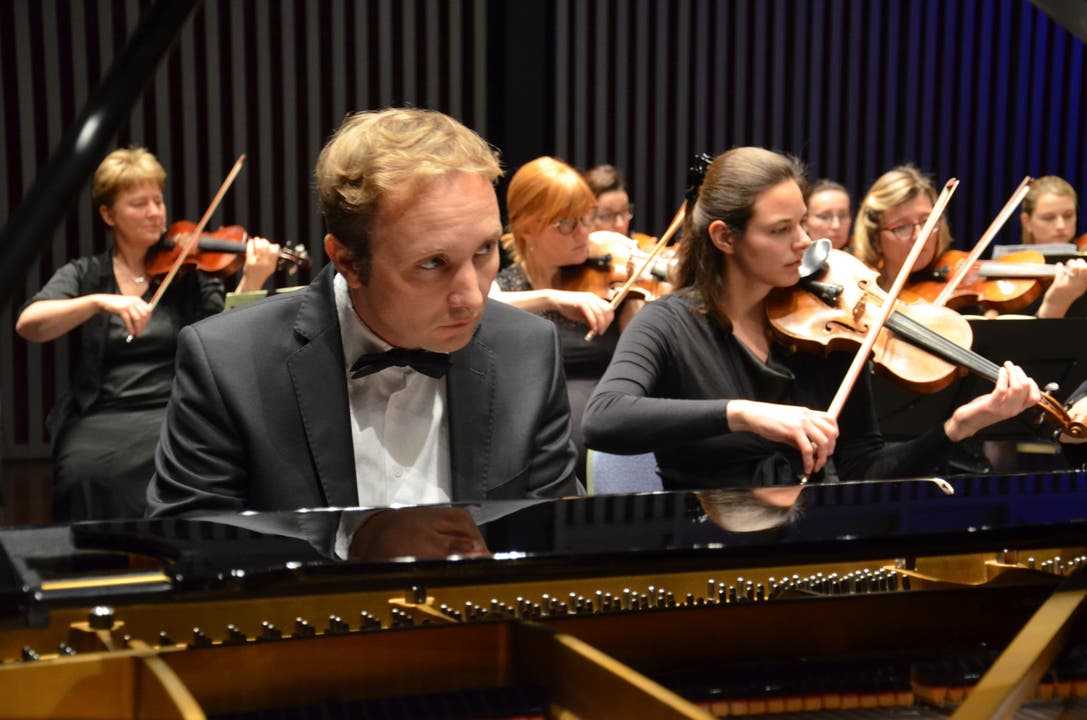 Sinfonia Baden im Trafo Das Symphonieorchester der Region Baden und der Freiburger Pianist Simon Savoy begeisterten das Publikum in der Trafohalle.