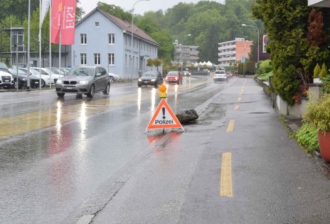 Starrkirch-Wil SO, 9. Mai: Ein Lastwagen hat in einer Quartierstrasse einen grossen Stein mitgerissen, der später auf der Aarauerstrasse liegenblieb. Die Polizei sucht Zeugen.