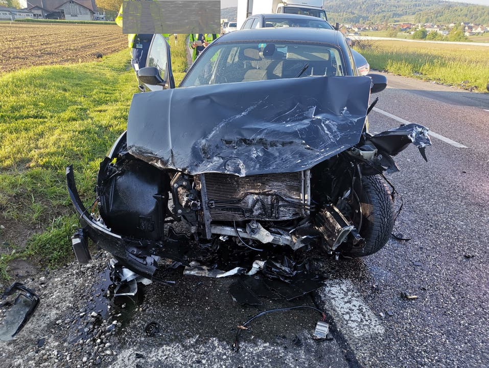 Othmarsingen AG, 16. Mai: Ein Unfall hat zu Verkehrsbehinderungen auf der Strecke zwischen Dottikon und Mägenwil geführt. Beim Unfall entstand ein Sachschaden von zirka 40'000 Franken. Verletzt wurde niemand.