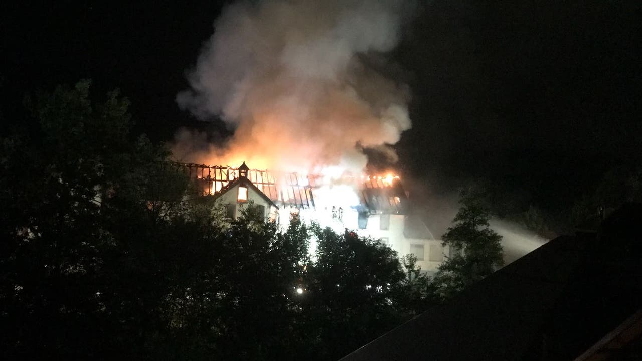 Das Fabrikgebäude brennt in der pechschwarzen Nacht lichterloh.