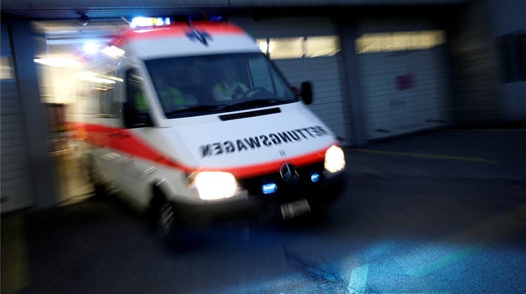 Enthemmte Party-Besucher bedrängen Ambulanz – Sanitäter rufen Polizei