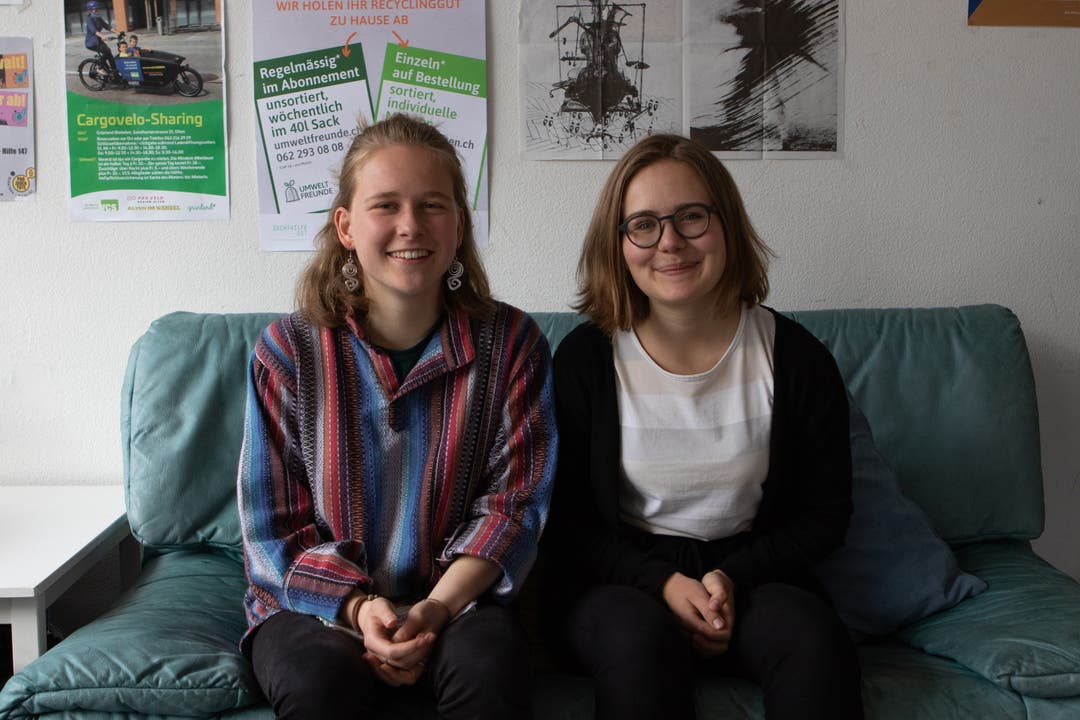 Julia Hodel (17) und Aline Temperli (16) engagieren sich als Mitglieder des OK Klimabewegung Olten für eine umweltfreundlichere Stadt.
