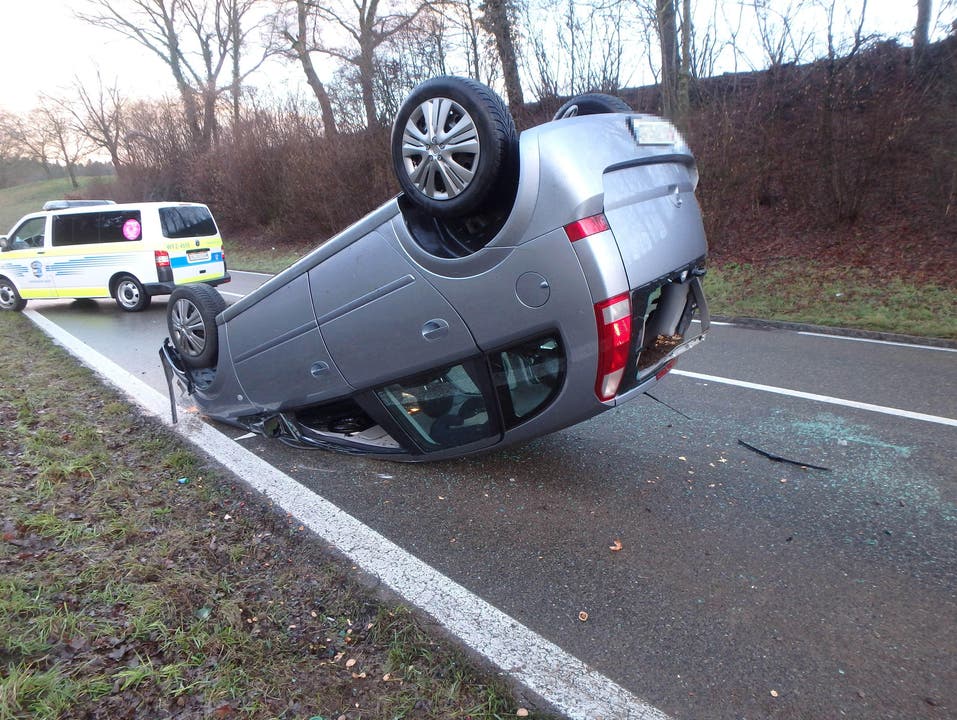 Fislisbach AG, 14. Januar: Eine 42-jährige Frau verliert zwischen Fislisbach und Mellingen die Herrschaft über ihr Auto, in einer Kurve und mutmasslich wegen eines Fahrfehlers. Es kommt von der Strasse ab und überschlägt sich. Die Fahrerin bleibt unverletzt.