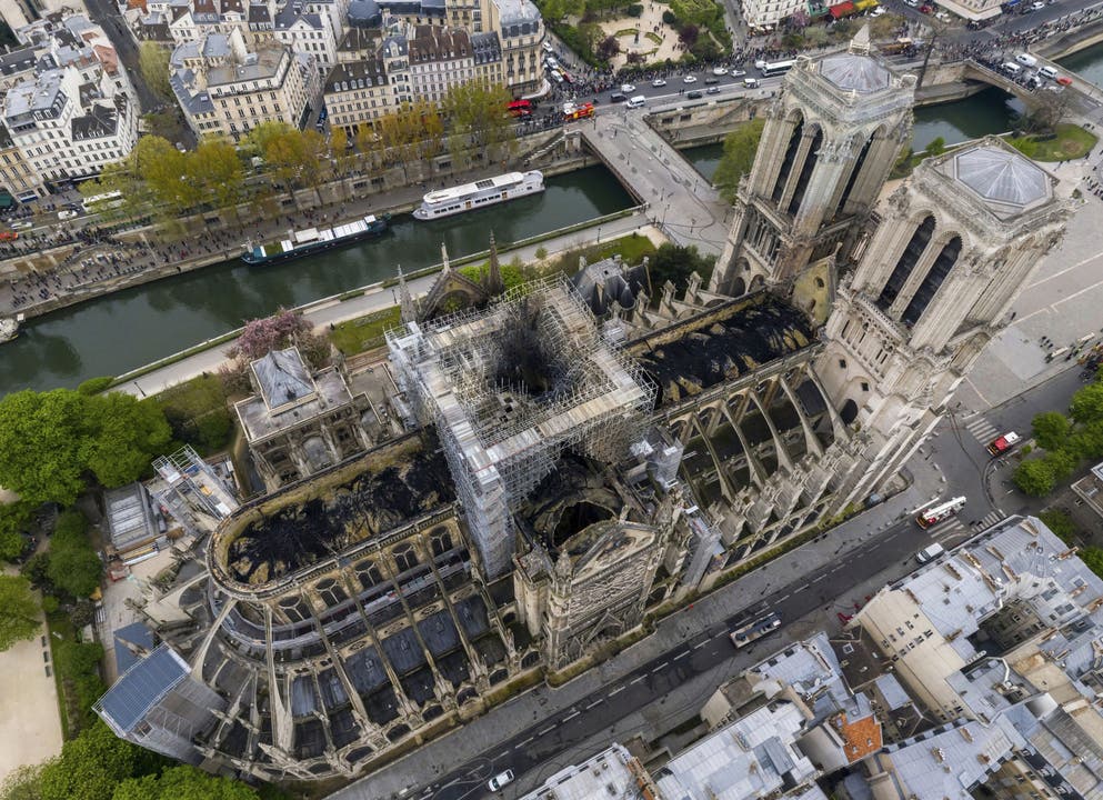 Blick aus der Vogelperspektive auf die stark beschädigte Pariser Kathedrale Notre-Dame.