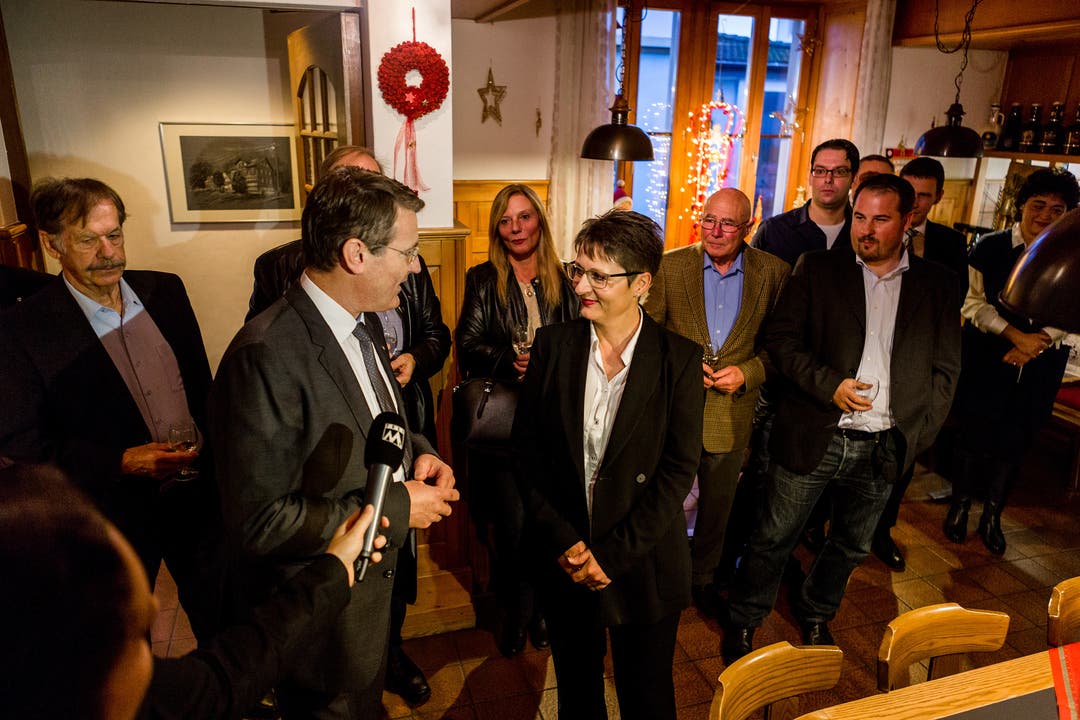 Die SVP feiert ihre neue Regierungsrätin und den zweiten Sitz im Hotel Restaurant Gotthard in Brugg. Im Bild nimmt sie Gratulationen von SVP-AG-Präsident Thomas Burgherr entgegen.