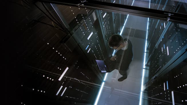 Blick in einen Serverraum durch einen Glasboden Der Nachrichtendienst überwacht Datenströme.
