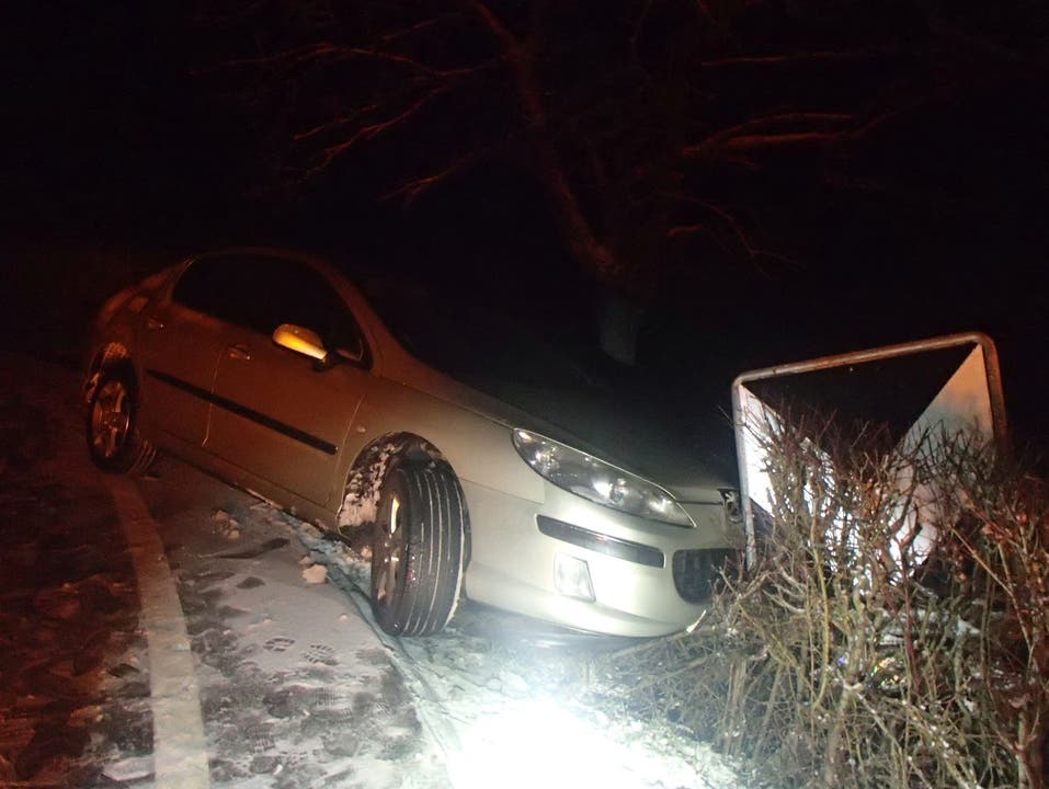 Mönthal AG, 8. Januar: Ein Peugeot mit Sommerpneus kam auf der schneebedeckten Strasse ins Rutschen und kam von der Fahrbahn ab.
