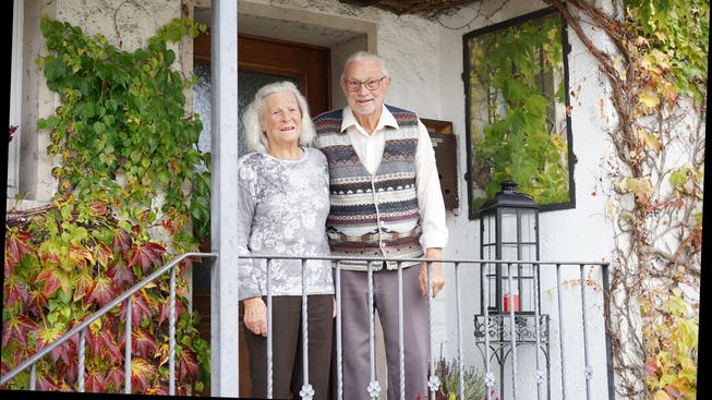 Hans und Rita Stampfli, die 30-fachen Urgrosseltern, vor ihrem Eigenheim in «Hopperste» (Hubersdorf). Hier haben sie ihre neun Kinder grossgezogen.