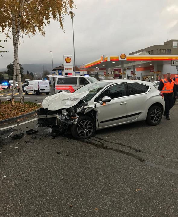 Reinach BL, 26. November Am Montagnachmittag, gegen 15.45 Uhr, ereignete sich in Reinach ein Verkehrsunfall zwischen zwei Autos. Vier Personen wurden dabei verletzt. Die Bruggstrasse musste für rund zwei Stunden gesperrt werden.