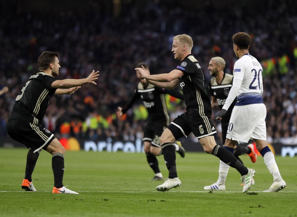 Ajax Amsterdam steht vor dem Einzug in den ersten Champions-League-Final seit 1996. Das Team von Erik ten Hag setzt sich im Halbfinal-Hinspiel bei Tottenham Hotspur mit 1:0 durch.