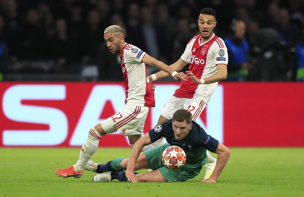 Jan Vertonghen (M.) hat gegen die beiden Ajax-Spieler Hakim Ziyech (l.) und Noussair Mazraoui (r.) das Nachsehen.