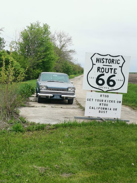 Start der Route 66 mit einem Oldtimer daneben.