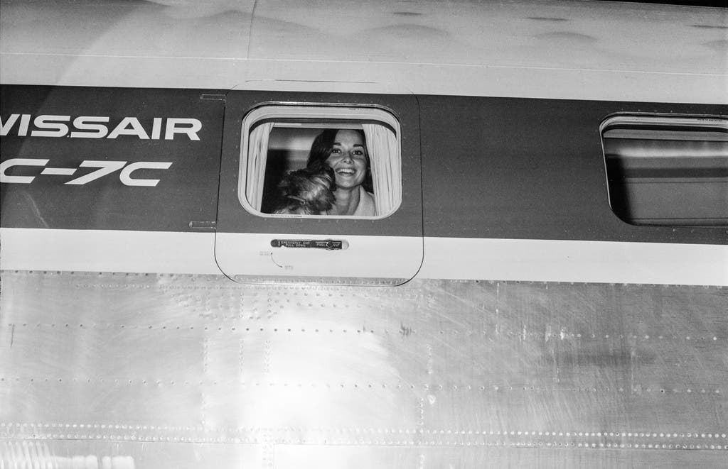 Hepburn lebte die meiste Zeit in der Schweiz, hier landet sie in einer Swissair in Zürich.