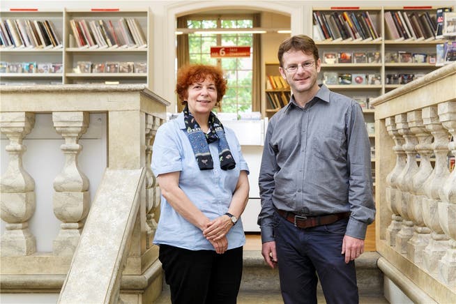 Verena Bider, Direktorin der Zentralbibliothek, und Erich Weber, Konservator des Museums Blumenstein, sind für die Umsetzung der Jubiläumsschrift verantwortlich. Hanspeter Bärtschi