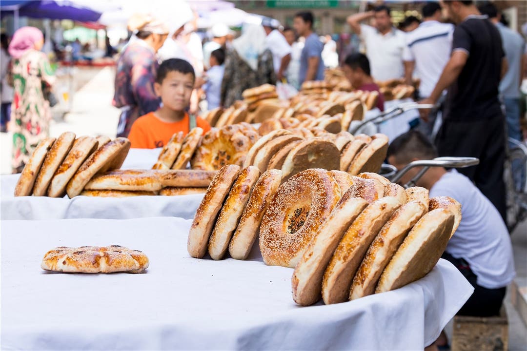 Ohne Brot geht in Usbekistan nichts: Zu jeder Mahlzeit wird es aufgetischt. Oftmals sind die Fladen zudem eingeölt und mit Ornamenten verziert.