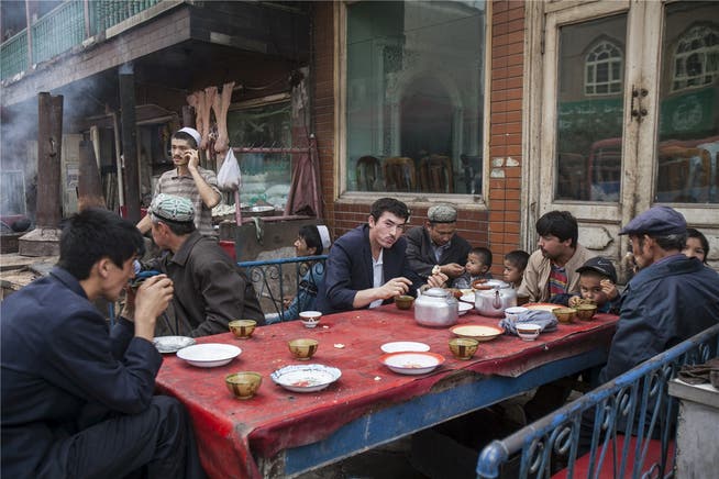 Szene in einem Restaurant in Kashgar. Mit fremden Journalisten möchten die Leute am liebsten nichts zu tun haben und schon gar nicht reden.Eugenio Grosso/Redux/laif