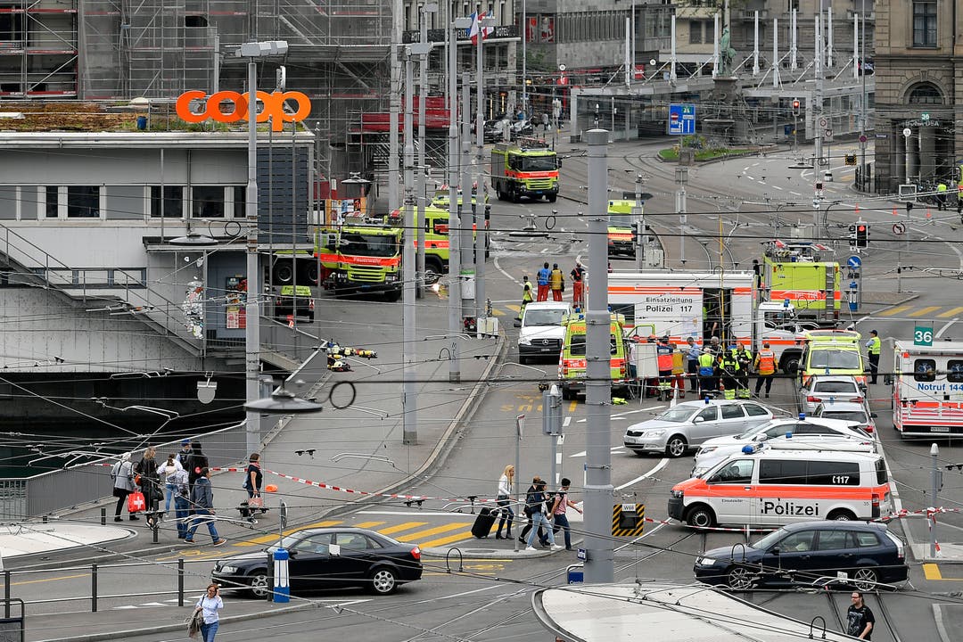 Am Samstagmorgen ist noch ein Grossaufgebot von Polizei und Rettungskräften am Brandort beim Zürcher Hauptbahnhof.