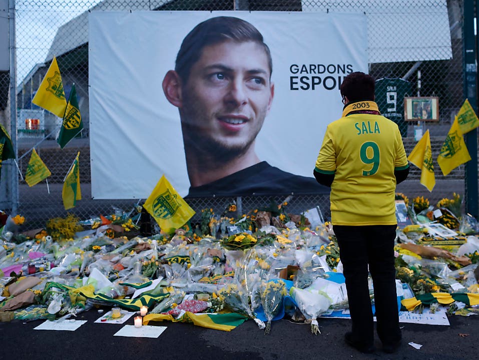 Vor dem Stadion von Nantes legten die Fans zahlreiche Blumen für den verschollenen Emiliano Sala nieder