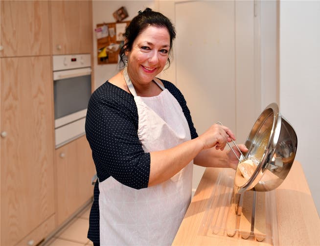 Daniela Hoffmann in ihrer Küche: Hier füllt sie gerade Haselnussgianduja in eine Form ein. Das gibt Bûchettes. Bruno Kissling