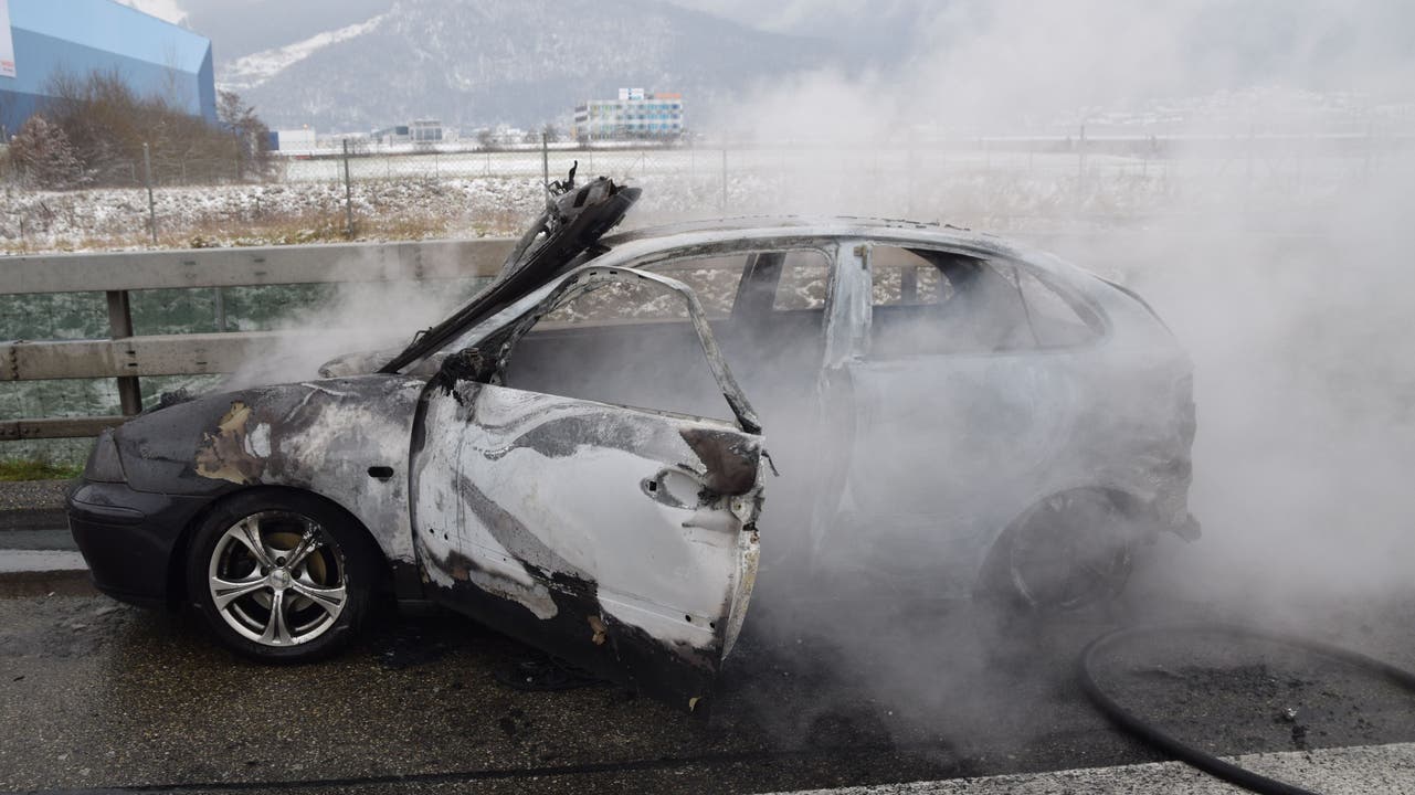 Auto brennt auf A1 am 5. Januar 2019 komplett aus