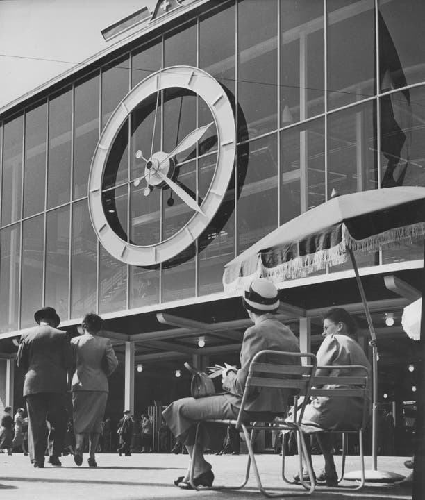 MUBA 1954: Die grosse Uhr am Rundhofgebäude wurde zum Markenzeichen der Messe
