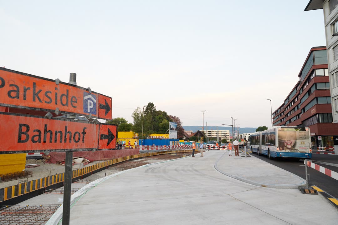 Eröffnung des neuen Abschnitts der Badenerstrasse Bis sich alle Verkehrsteilnehmer an die neue Situation im Schlieremer Zentrum gewöhnt haben, wird es noch etwas dauern.