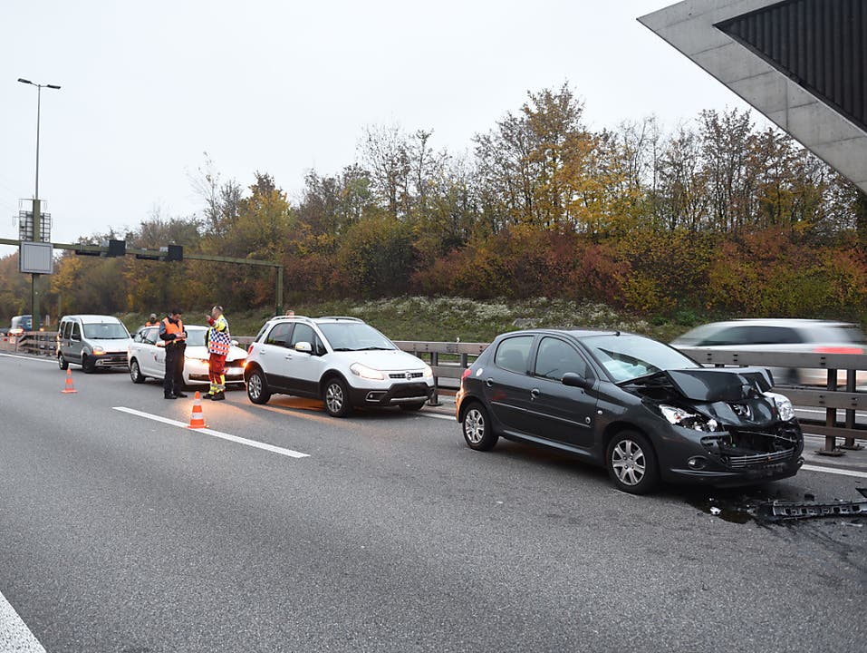 Luzern, 9. November Auf der Autobahn A14 im Osten von Luzern haben sich am Freitagmorgen drei Auffahrunfälle mit zehn beteiligten Autos ereignet. Eine Person wurde leicht verletzt. Der Sachschaden beträgt knapp 50'000 Franken. – Im Bild: Einer der drei Auffahrunfälle, die sich am Morgen auf der Autobahn Luzern-Zug ereignet haben.