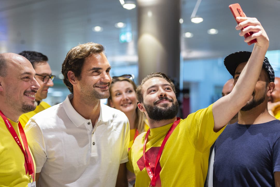 Mit Events wie kürzlich einer Autogrammstunde von Roger Federer lockt die Centerleitung Kunden an.