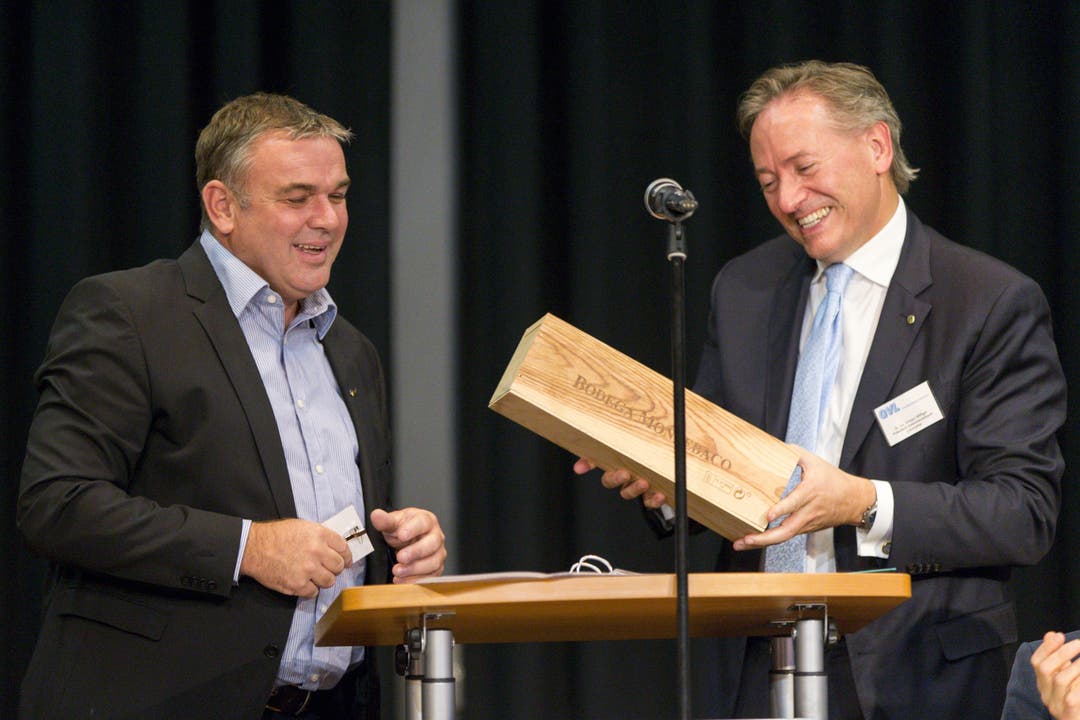 Vizepräsident Stefan Schmid gratuliert Gregor Biffiger zur Wiederwahl als Präsident des Gewerbeverbands Limmattal.