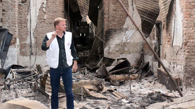 Im Oktober 2015 bombardierte ein US-Kampfjet im afghanischen Kunduz ein Spital von «Ärzte ohne Grenzen». Generaldirektor Christopher Stokes steht inmitten der Trümmer.