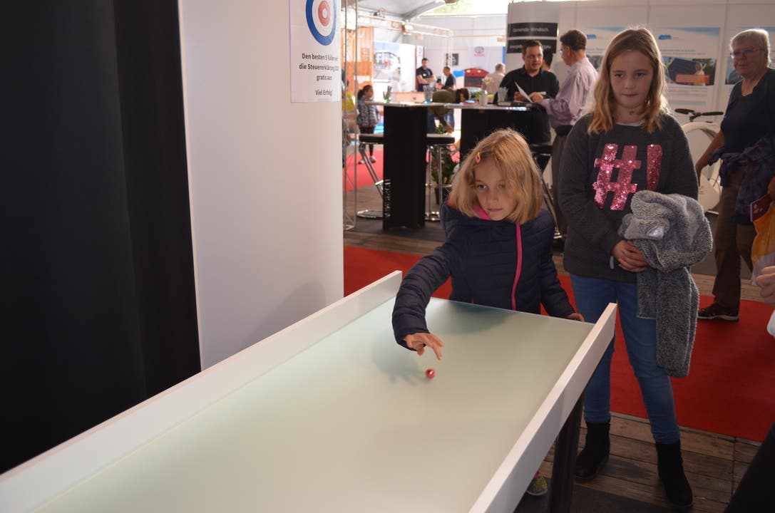 Expo Brugg-Windisch Dieses Mädchen spielt Mini-Curling.