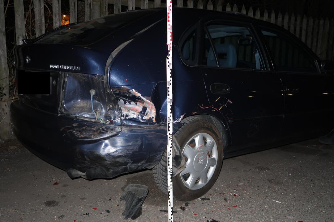 Pratteln BL, 22. März: Ein Autofahrer gerät auf die Gegenfahrbahn und kollidiert mit einem parkierten Auto.