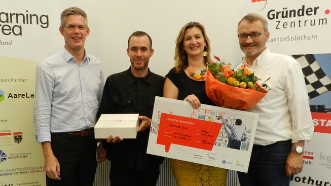 Von links: Rolf Schmid (Wirtschaftsförderung Region Olten), Tobias Vega (Gewinner Publikumspreis), Sonia Eterno (Gewinnerin Neugründer-Challenge 2018), Thomas Heimann (Gründerzentrum Kanton Solothurn).
