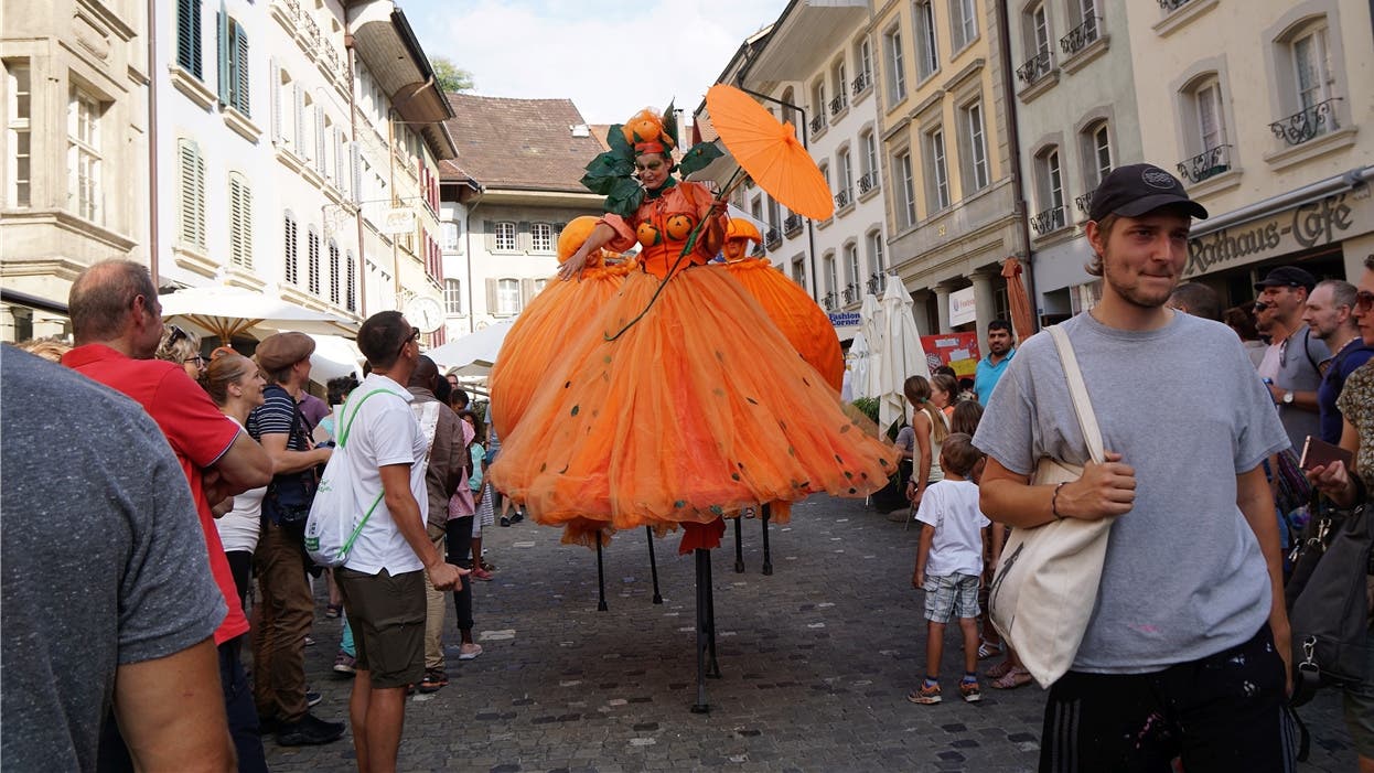 Karneval? Nein, die riesigen Kürbisse waren eine der Attraktionen des Gauklerfestivals, das am Wochenende in Lenzburg stattfand.
