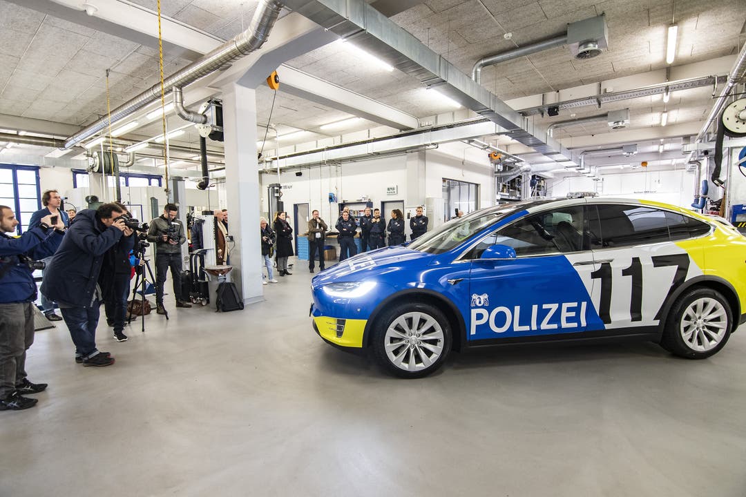 Die Präsentation des ersten Teslas der Kantonspolizei Basel-Stadt.