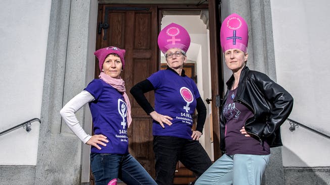 Für mehr Frauenrechte in der katholischen Kirche (von links): Heidi Behringer-Bachmann vom Aargauischen Katholischen Frauenbund, Vroni Peterhans vom Schweizerischen Katholischen Frauenbund und Andrea Birke vom Aargauer Streikkomitee.