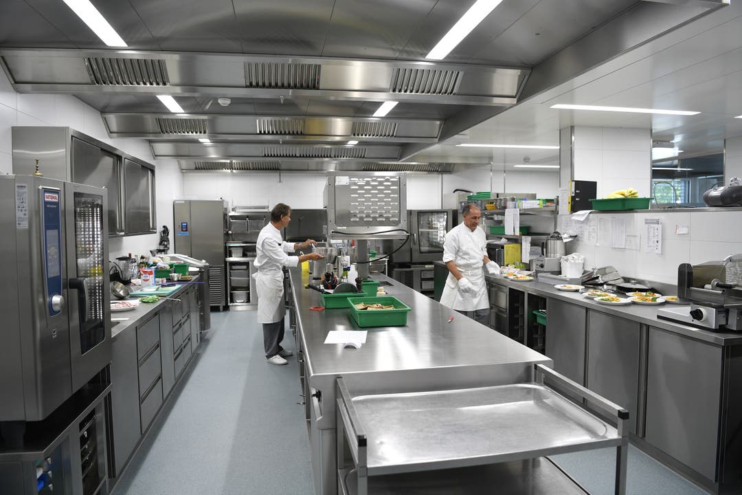  Die neue Küche mit Küchenchef Cristian Dauner (links).