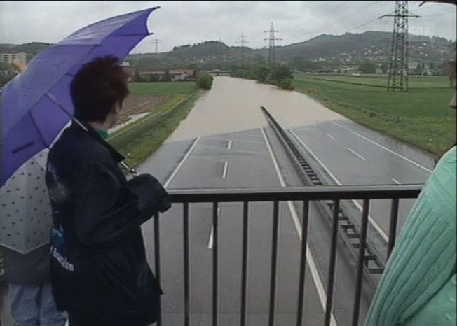 Auf der Autobahn N1 (heute A1) bei Suhr stand das Wasser meterhoch.
